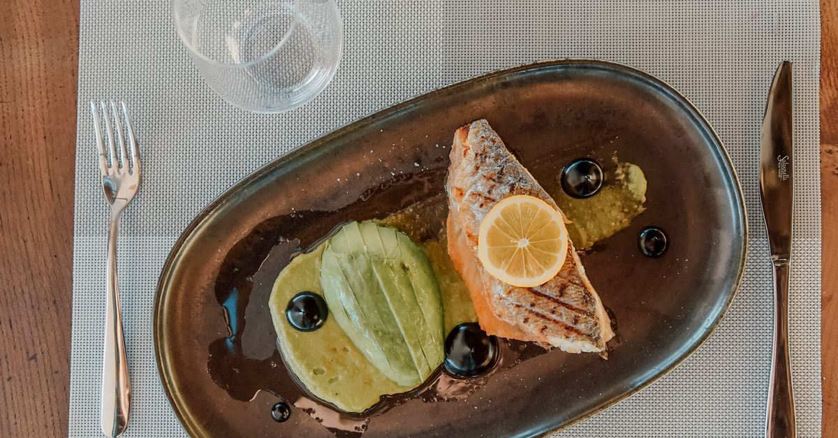 SOMON LA CUPTOR CU SALSA SI AVOCADO